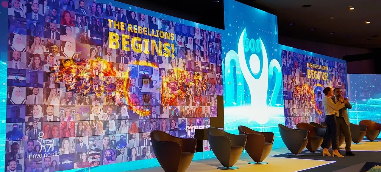 TURN PHOTOS INTO A STUNNING MASTERPIECE! IDEAL FOR CORPORATE EVENTS & WEDDINGS IN DUBAI. BOOK NOW!