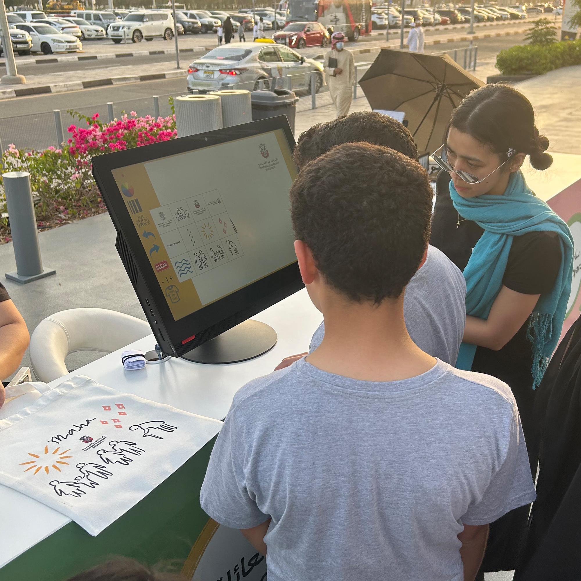 ONSITE TOTE BAG PRINTING IN DUBAI! GUESTS DESIGN CUSTOM BAGS WITH YOUR BRAND. PERFECT FOR EVENTS & ACTIVATIONS. CREATE VIRAL, SHAREABLE MOMENTS. BOOK NOW!